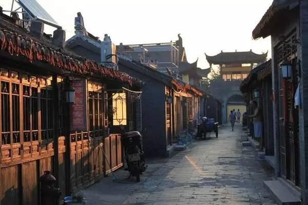 探索如果一个女生身边都是小混混男人,是不是代表她很复杂?,解答你的疑问